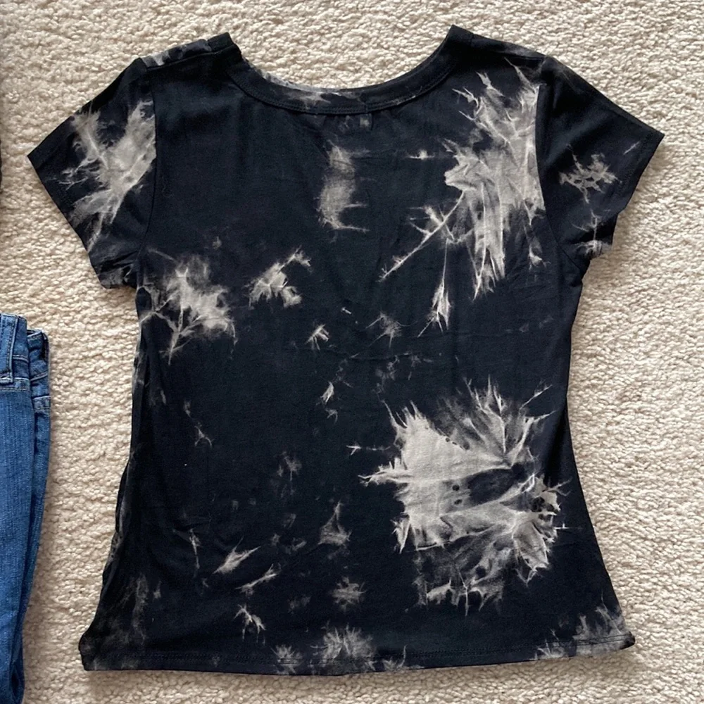 Black & Greyish Color Tie Dye Tee - Picture 5 of 10